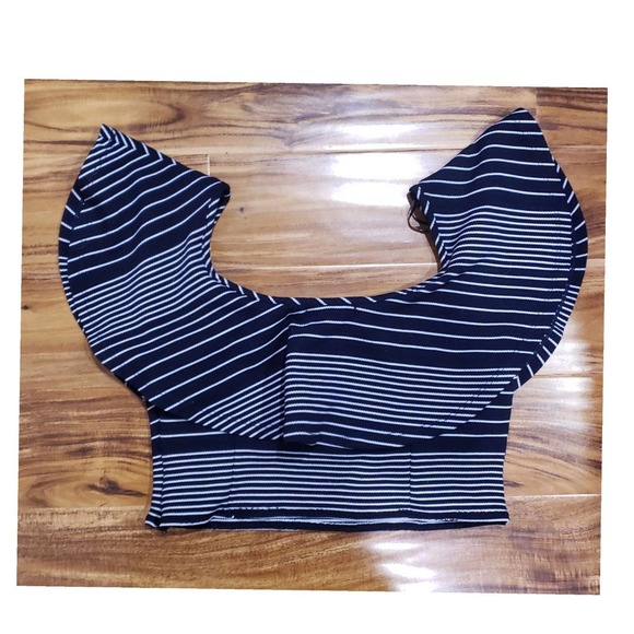 Romeo + juliet off the shoulder crop Top size large - Picture 2 of 3